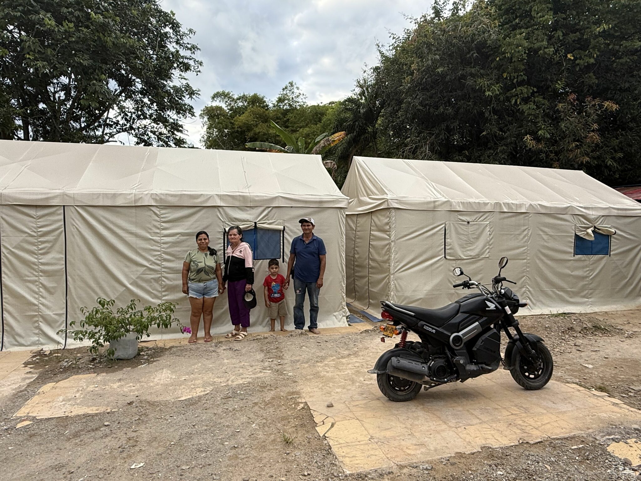 santa cecilia family and two shelters (1)